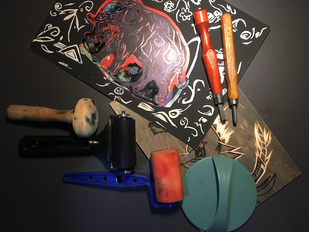 动漫角色手办模型,精致细节雕刻,彩色涂装,透明底座展示